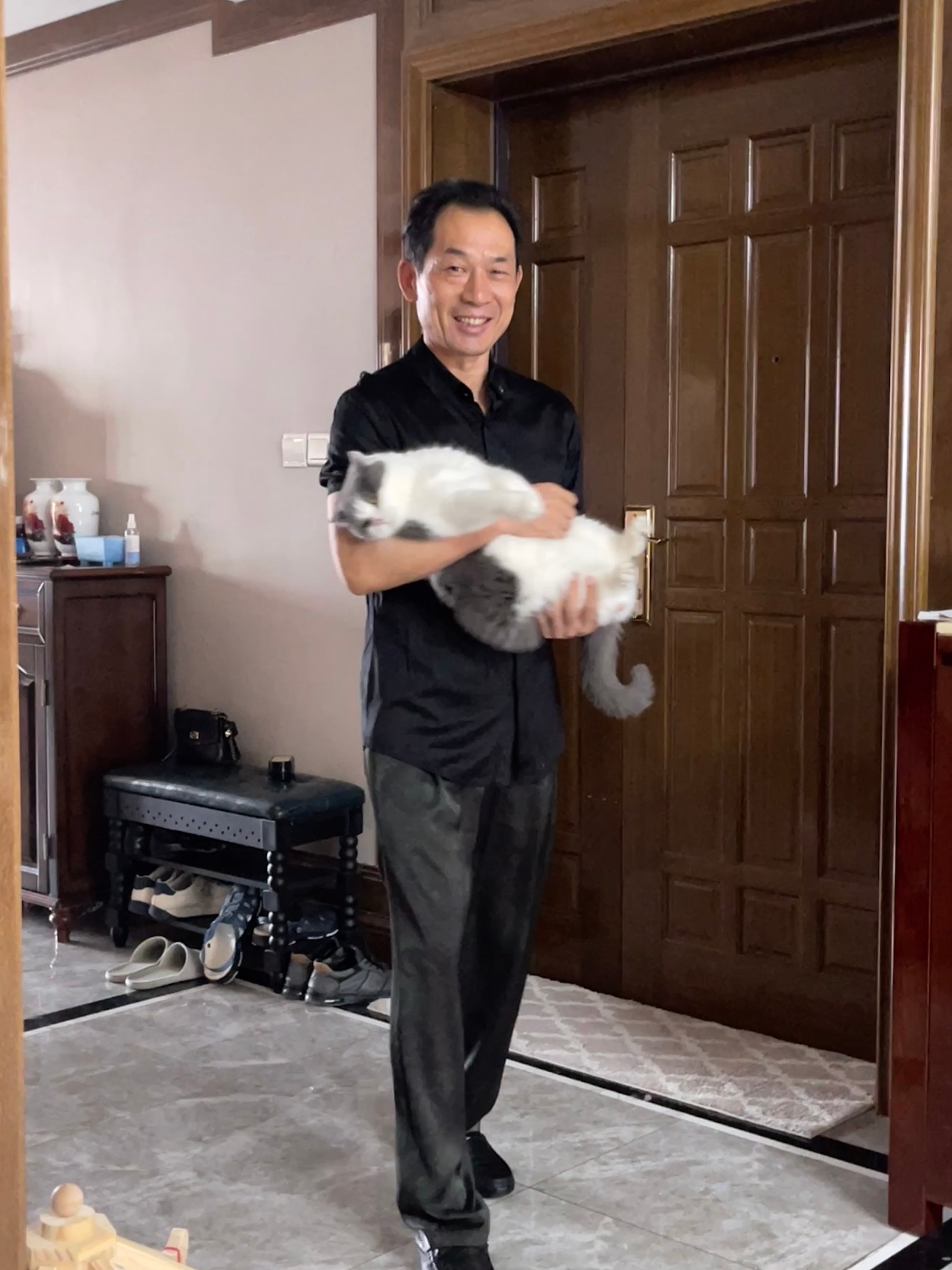 姜姜买了一条特别喜欢的暗花纹的裤，非得让粉丝也看看，非得要发上来。但不是展示裤吗