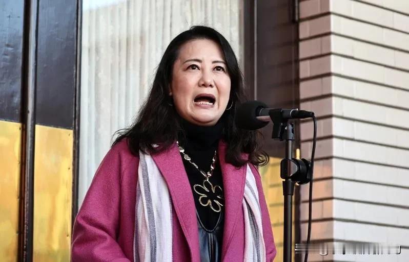 民进党立委吴思瑶自己“舔日”还不行，一定要拉着国民党一起舔。

马英九洪秀柱批判