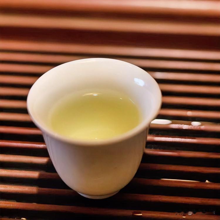 《茶道天成·雁儿落带过得胜令体》
炭炉火，沸水狂，新芽颤，意难当。世人多爱色鲜鲜