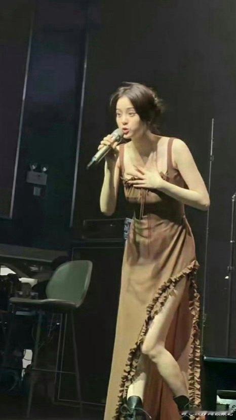欧阳娜娜的身材真的很吸睛，让人忍不住多看几眼 ​​​