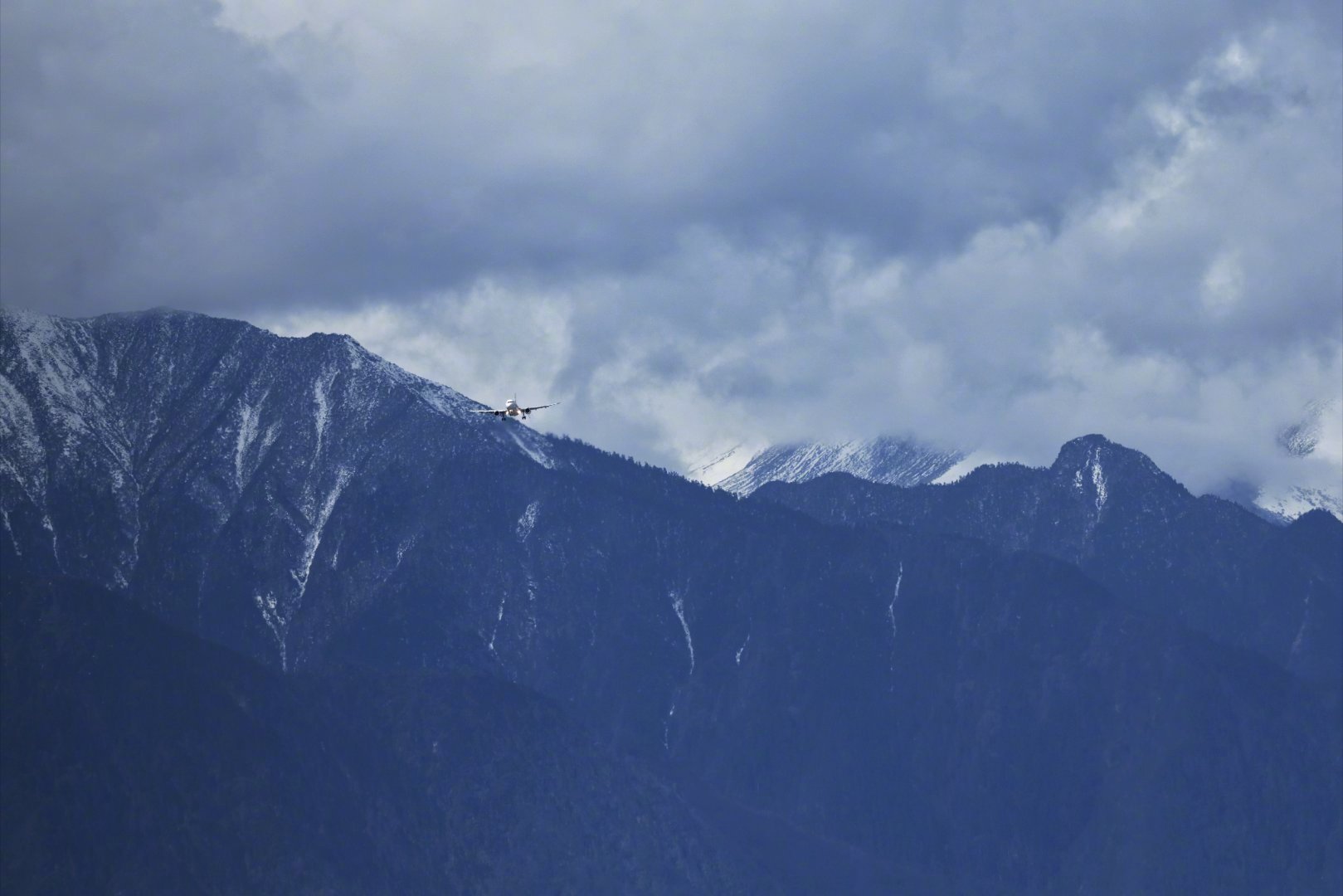 航空君航空科普 林芝米林机场真是难飞，航班无论从哪个方向降落，都要在雪山包夹的雅