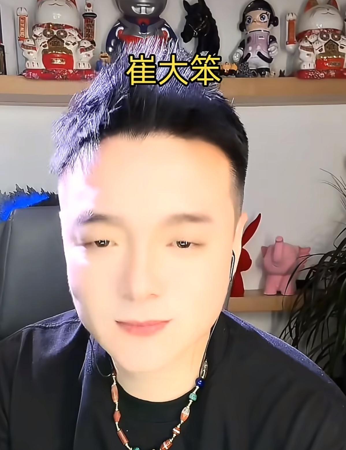 一个是坐拥百万粉丝的带货女强人，一个自称“已经配不上她”的前夫。
当她在直播间