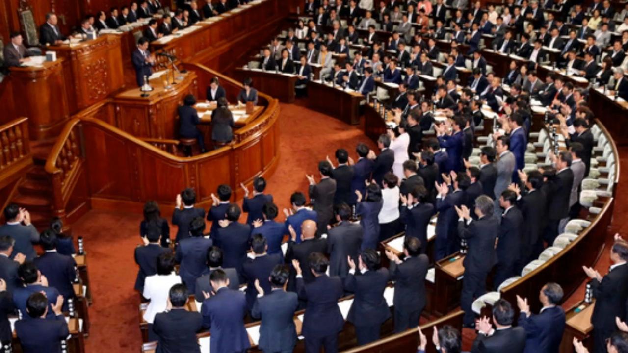 当地时间2025年10月21日，日本自民党总裁高市早苗在国会众议院和参议院的首相