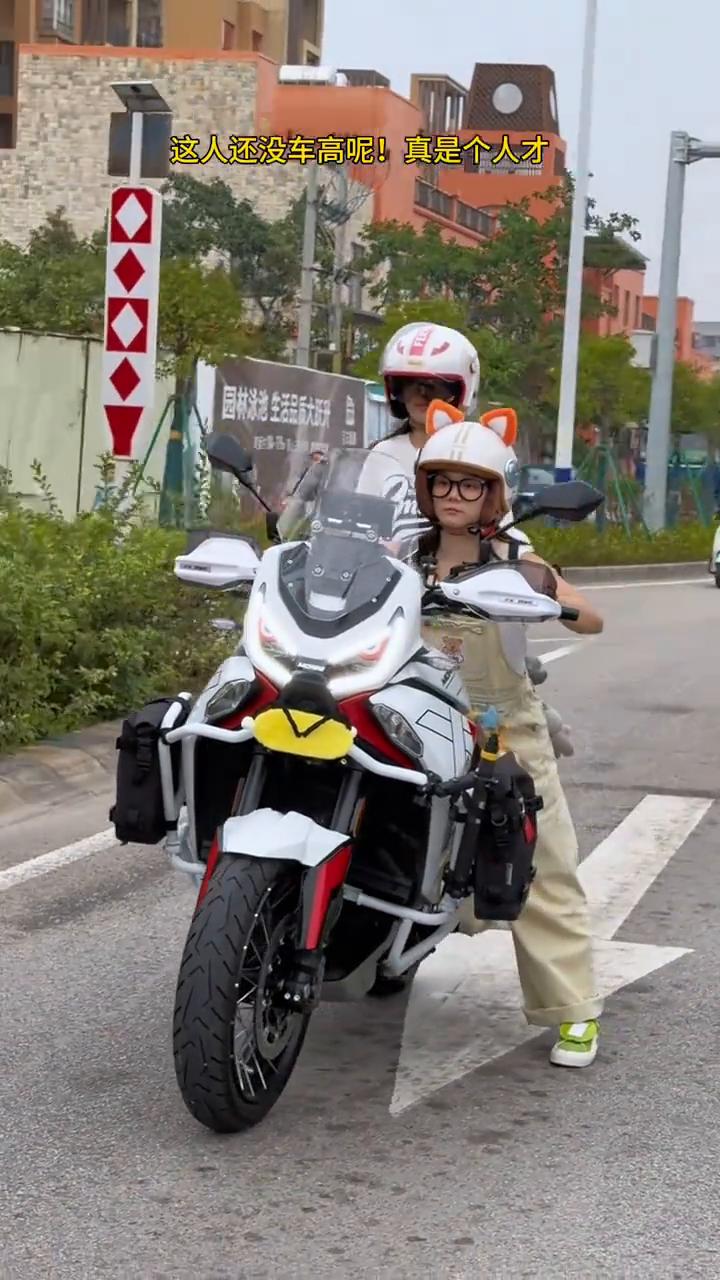 路遇1米2小土豆等红绿灯，80斤骑600斤大摩托载人就这么水灵灵停稳了，真是老铁