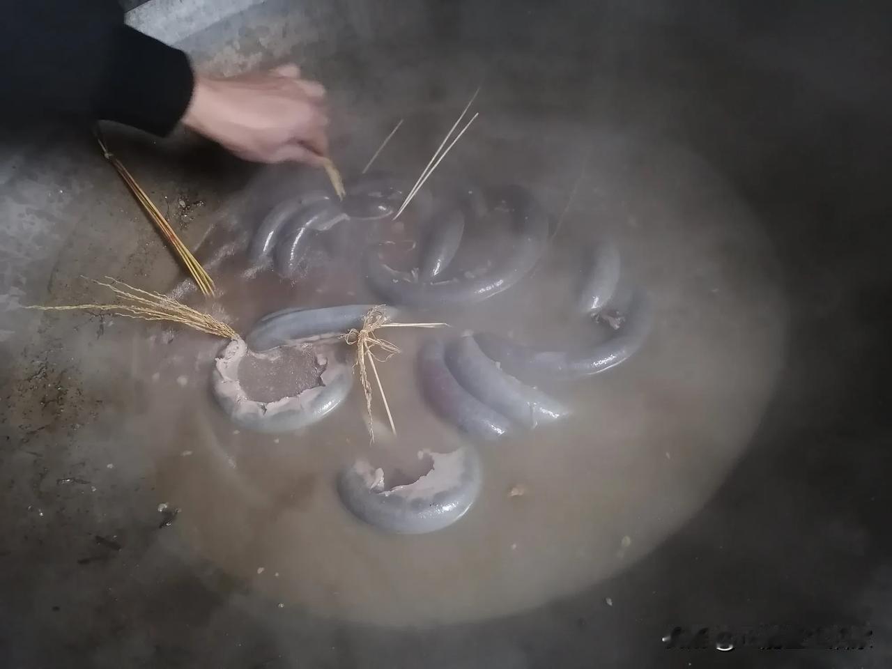 年味正浓时，
处处喜气洋洋。
杀年猪，
一头30斤。
一顿吃完。。
你家的年猪有