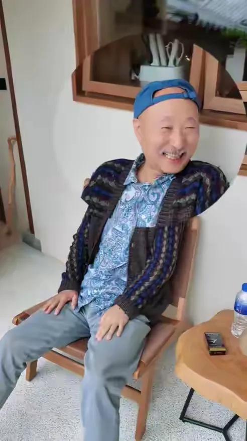 陈佩斯这是被恶搞了，正常的情况下，不可能拍出这样的照片，这简直就是一张大头贴，小