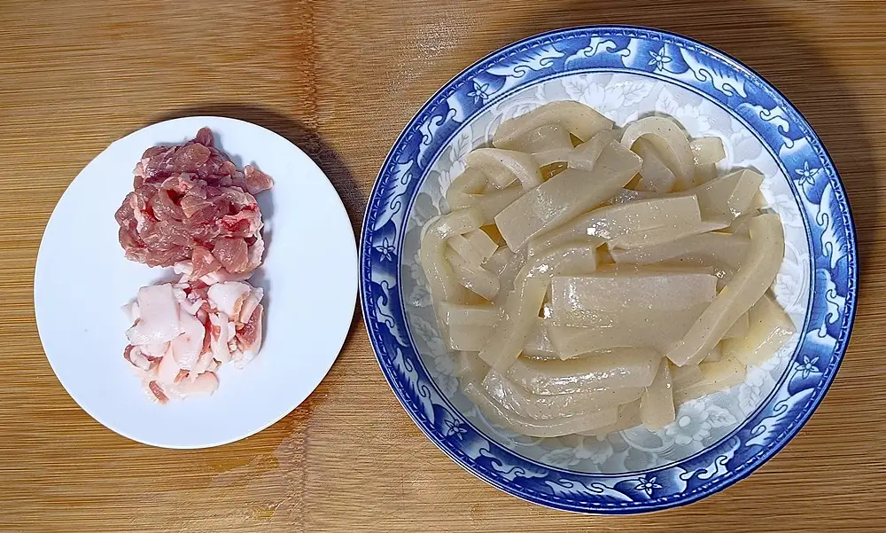 魔芋豆腐，又称为“蒟蒻豆腐”，是中国传统的美食之一。它的制作原料主要是魔芋，一种