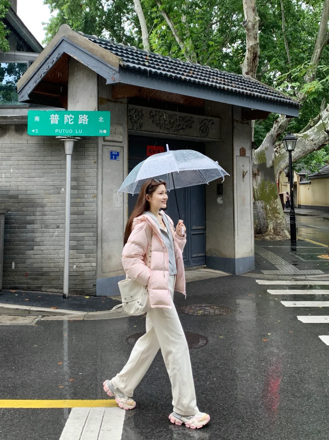 斥巨资买了件微贵的粉色🎀羽绒服……