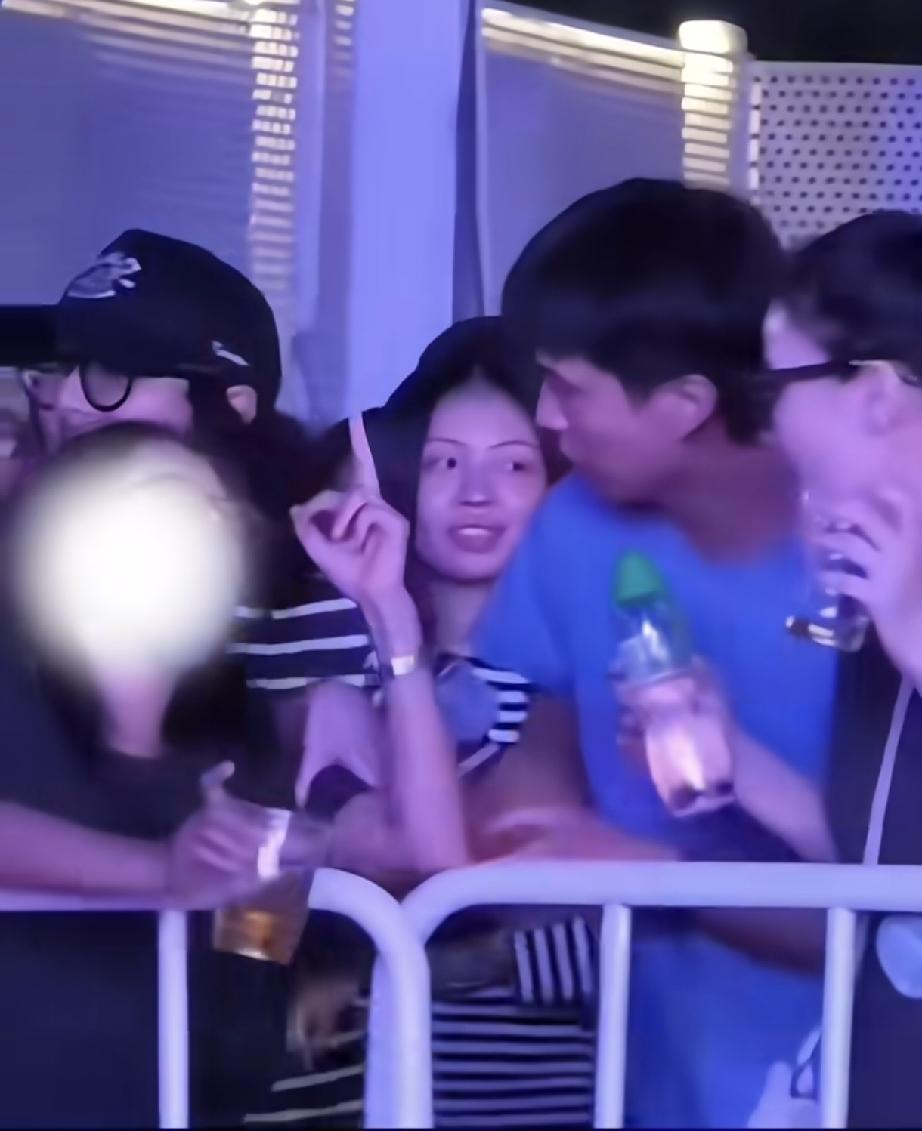 感觉王菲的男闺蜜
不仅是gay，
经过昨晚这件事，可以确定他是男女通吃

前天王