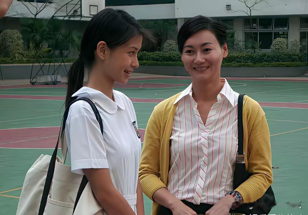 不得不说，杨颖年轻时候也长得很一般啊！[我想静静][我想静静][我想静静]