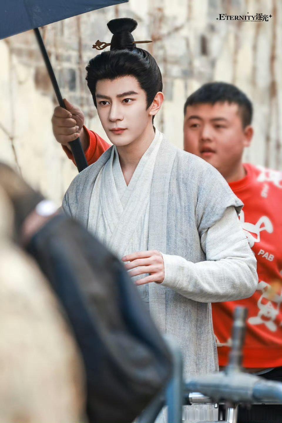 夏之光金吾不禁第一天上班路透，怎么就突然开始捂脸了吾皇，就这么帅的可爱着[拜托]