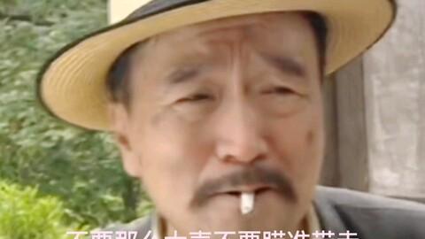 必看电视剧《王保长》。
剧中对潘龙潘驼背的身份设定是混进革命队伍里的二级败类，即