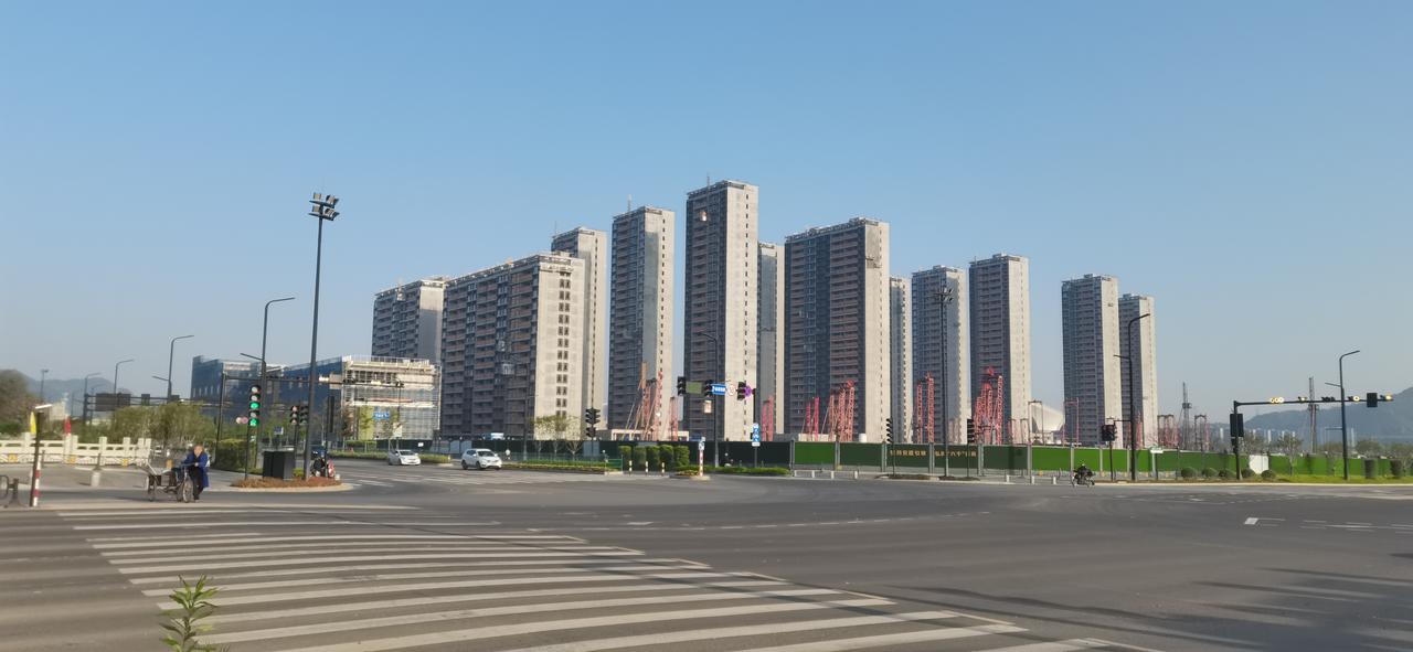 当下房地产还在下行的因素有很多，但是保障房和商品房双行并轨真的是否合适？

理论