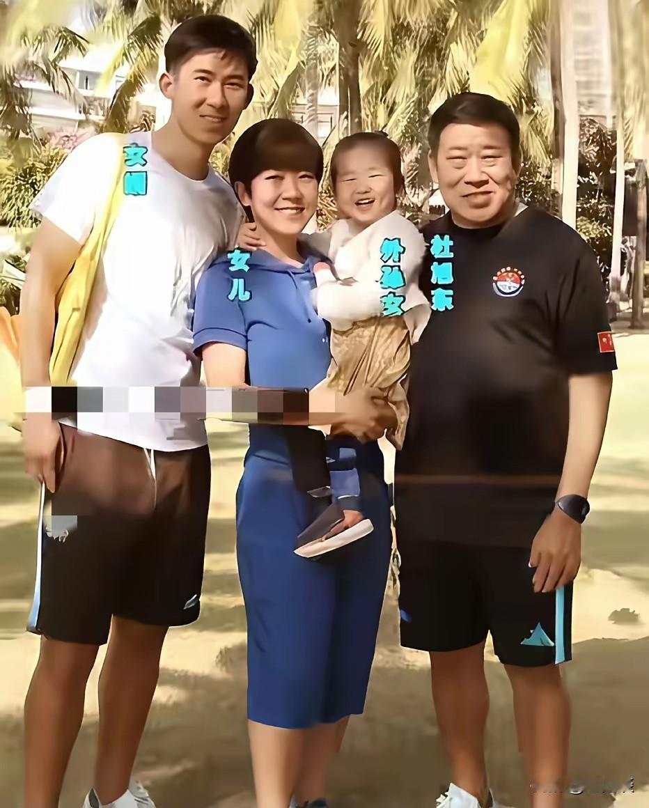 知名演员杜旭东和女儿一家的合影，他的女儿长得挺漂亮，父母两长得不太一样，女婿也是