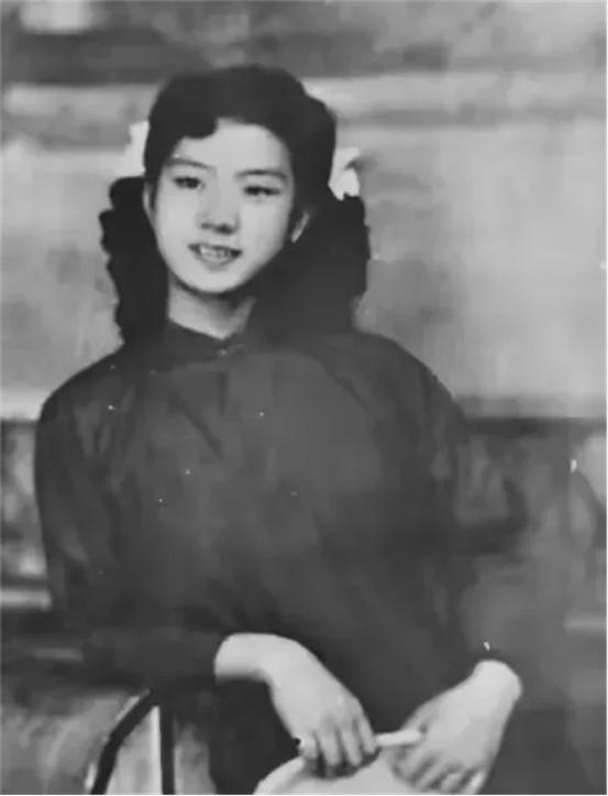 1949年，厦门解放前夕，女护士刘惜芬不幸被捕，面对特务的酷刑，她始终紧咬牙关。