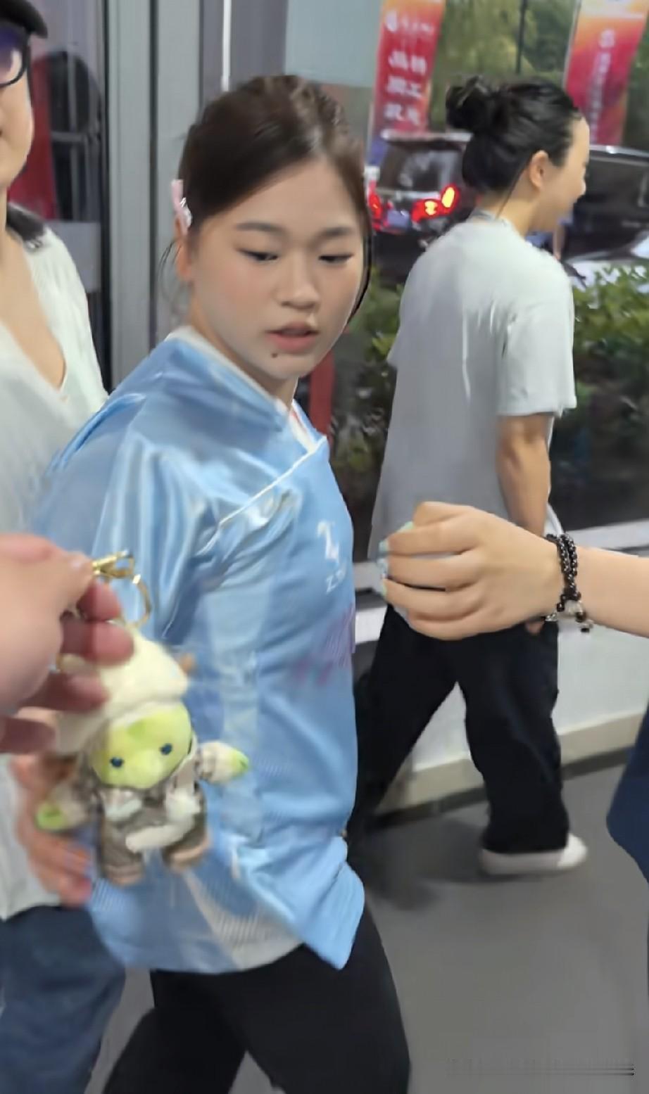 为何全红婵每次出行身边都会有工作人员陪同？