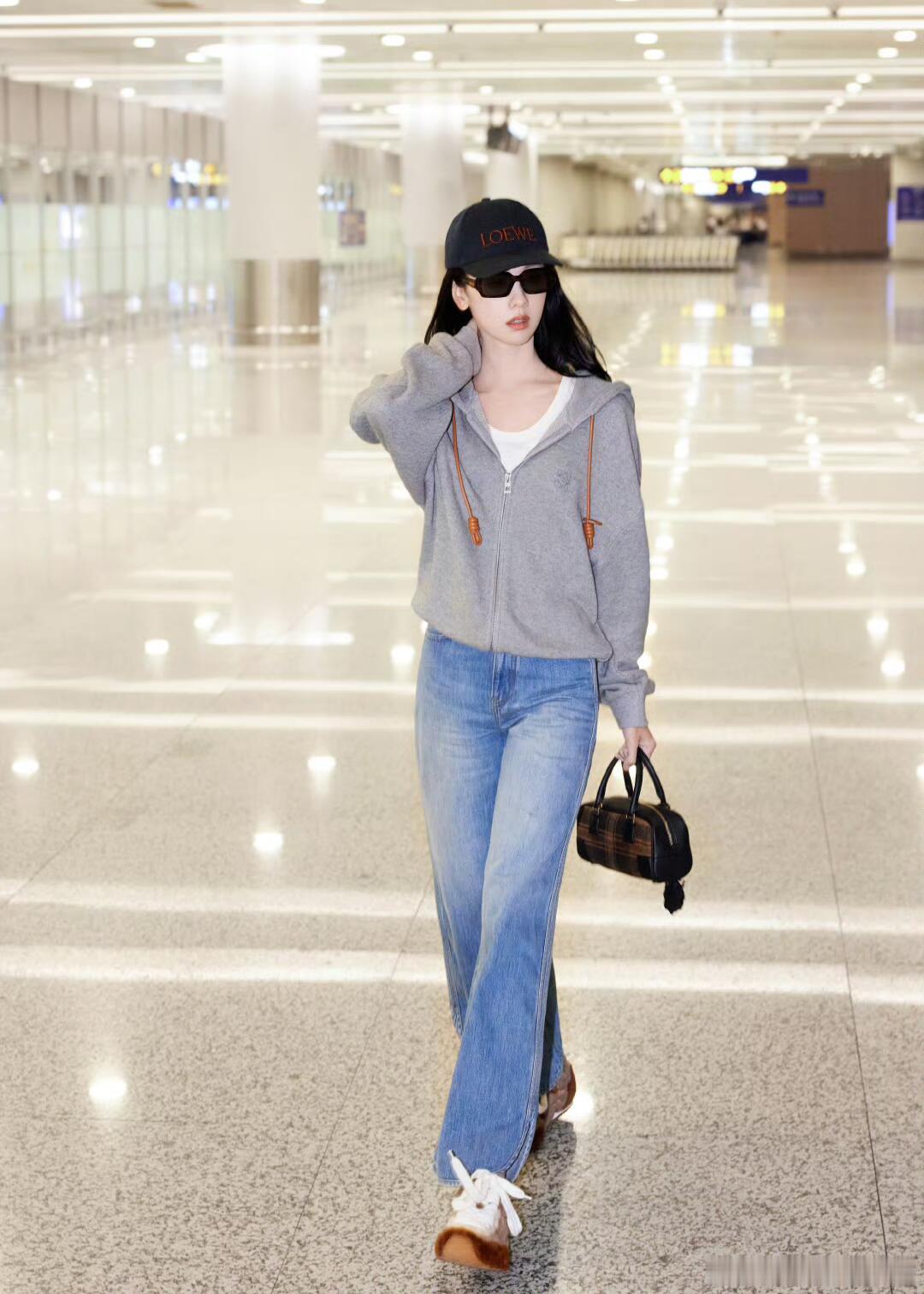 陈都灵巴黎时装周返程路透这一身完全就是女大陈都灵眼袋 ​​​