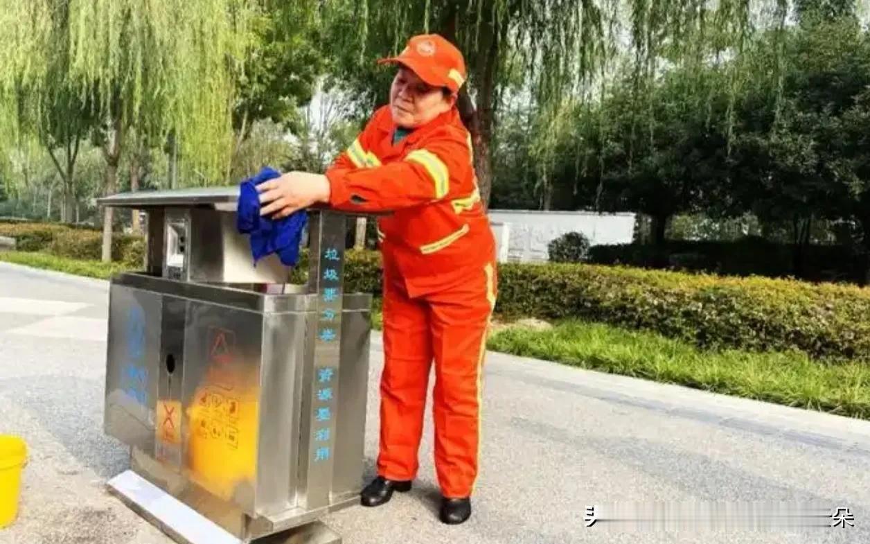 东莞动真格！9月起随地吐痰罚1000，摆摊别乱占道！网友吵翻了

近日，东莞一则