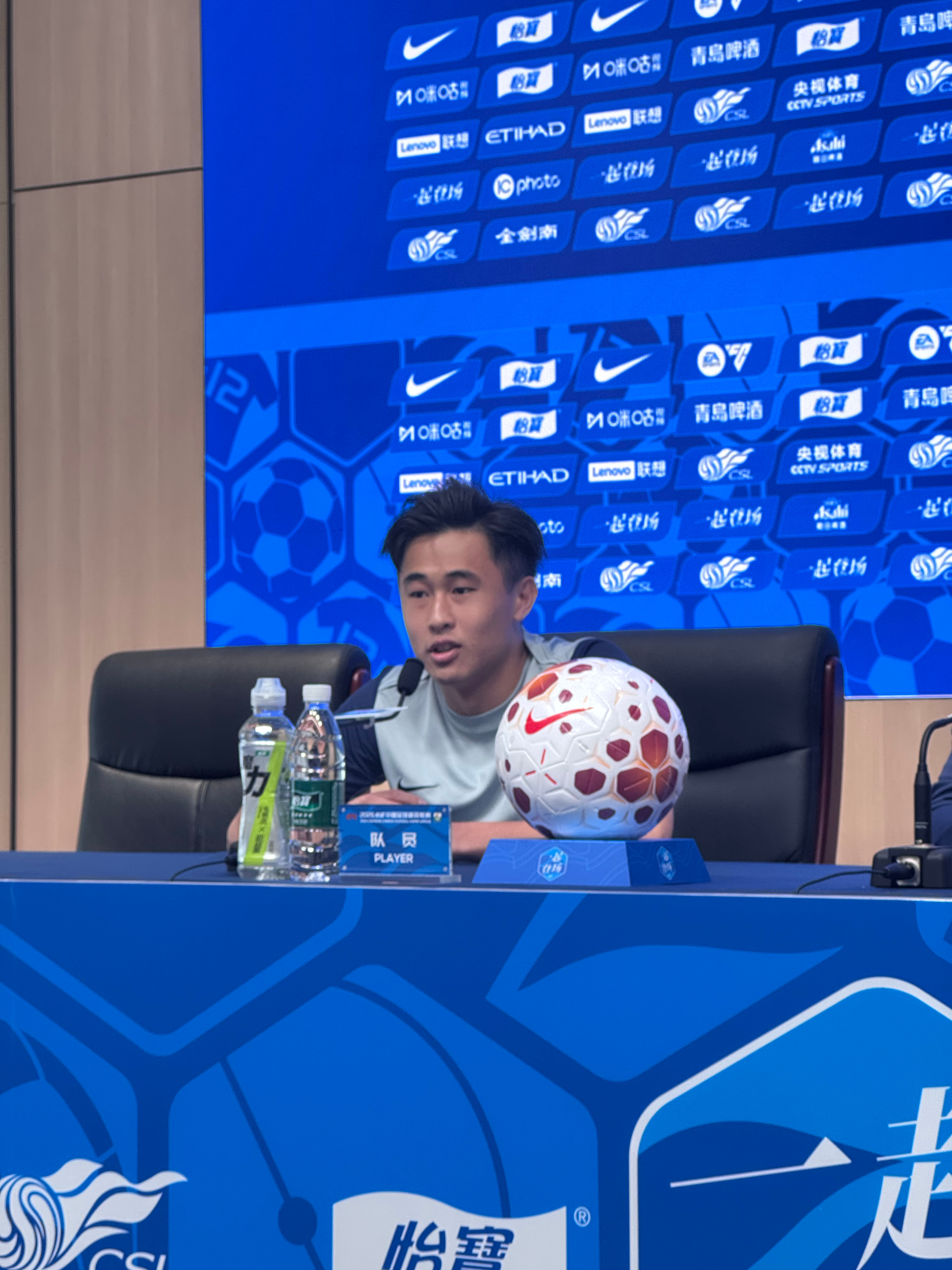 深圳新鹏城 主队赛前发布会正在进行中，主教练陈涛携队员戴伟浚出席。 中超联赛 我
