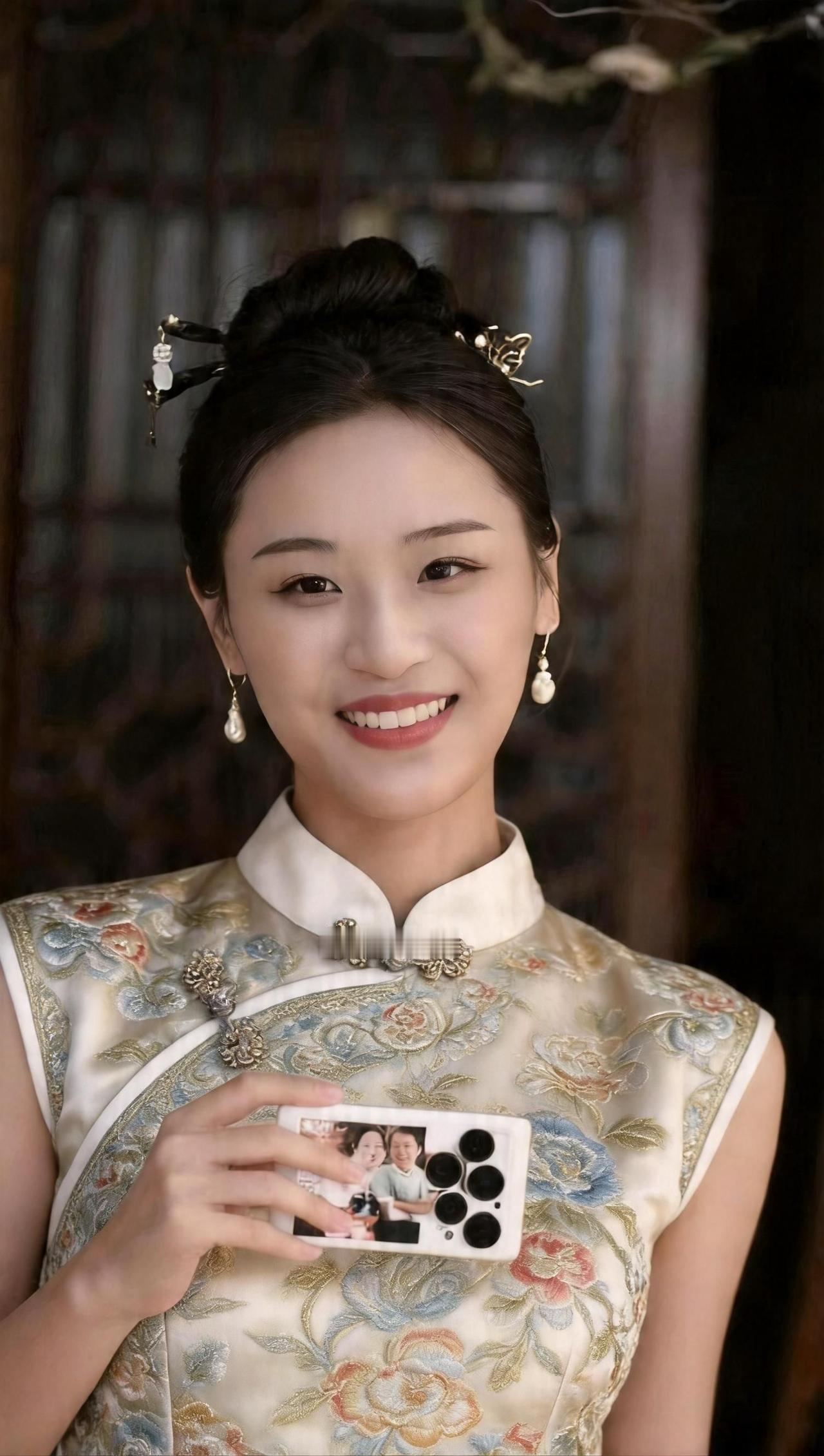 旗袍的花纹如同一幅细腻的画卷，勾勒出东方的典雅与神秘。衣襟上的刺绣仿佛在低语，讲