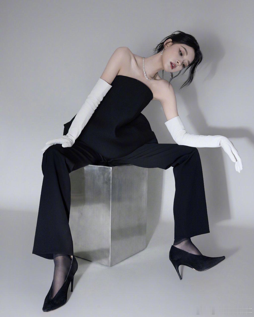 孙怡裸背正面是幼态甜妹，转身是绝杀美背。孙怡用一套Balenciaga裸背裤装告