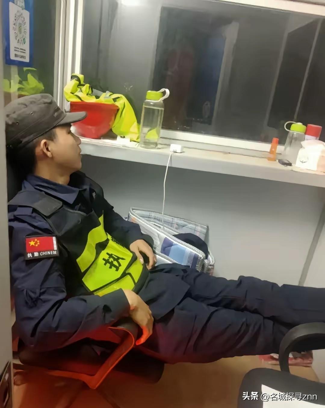 昨天我去一家单位应聘保安，工资待遇都谈好了，打算明天就上班。经理突然多问了一句：