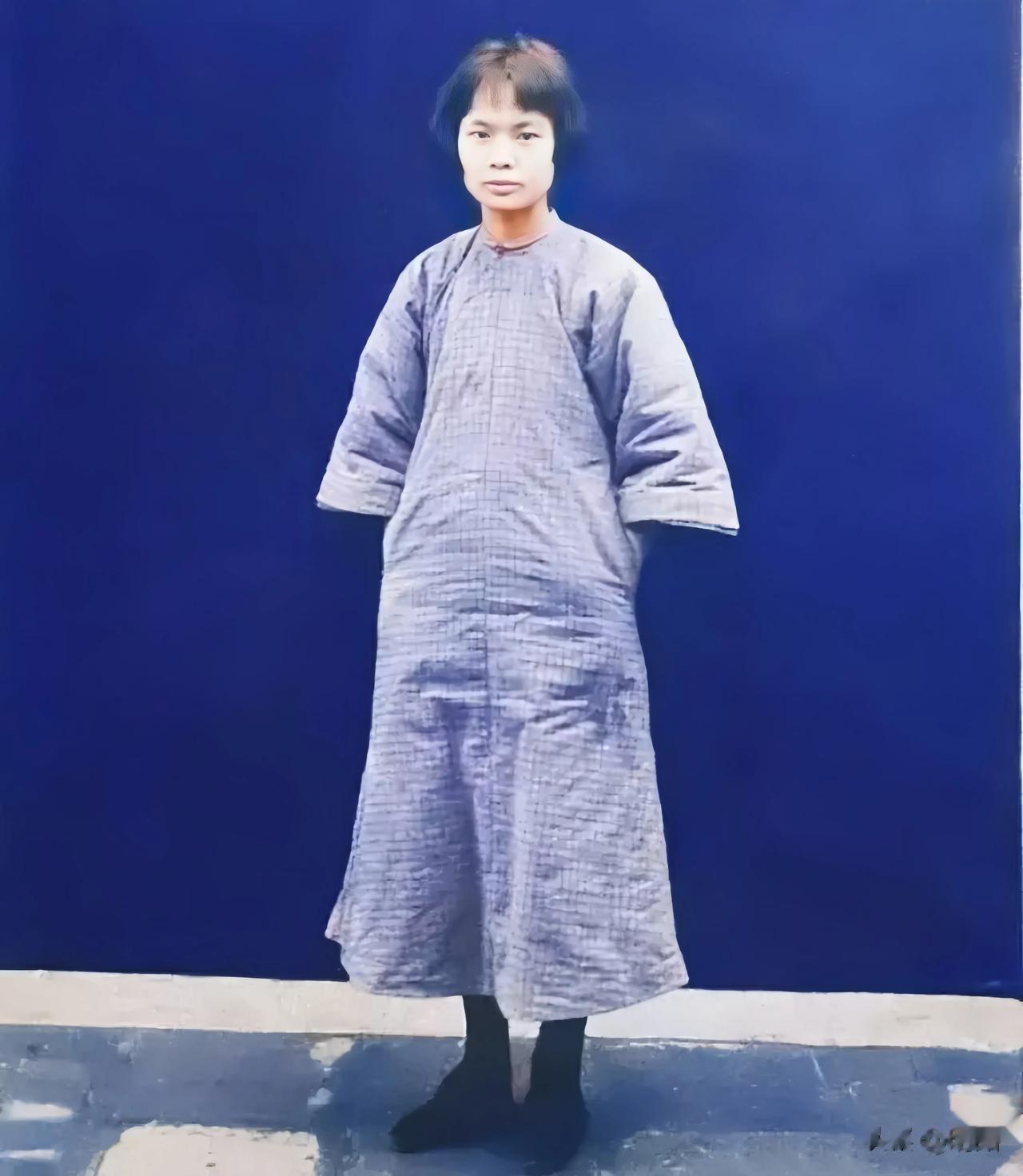 请大家不要吝啬自己的大拇指，为照片中的这名烈士点赞吧。她叫张挹兰，这是她壮烈牺牲