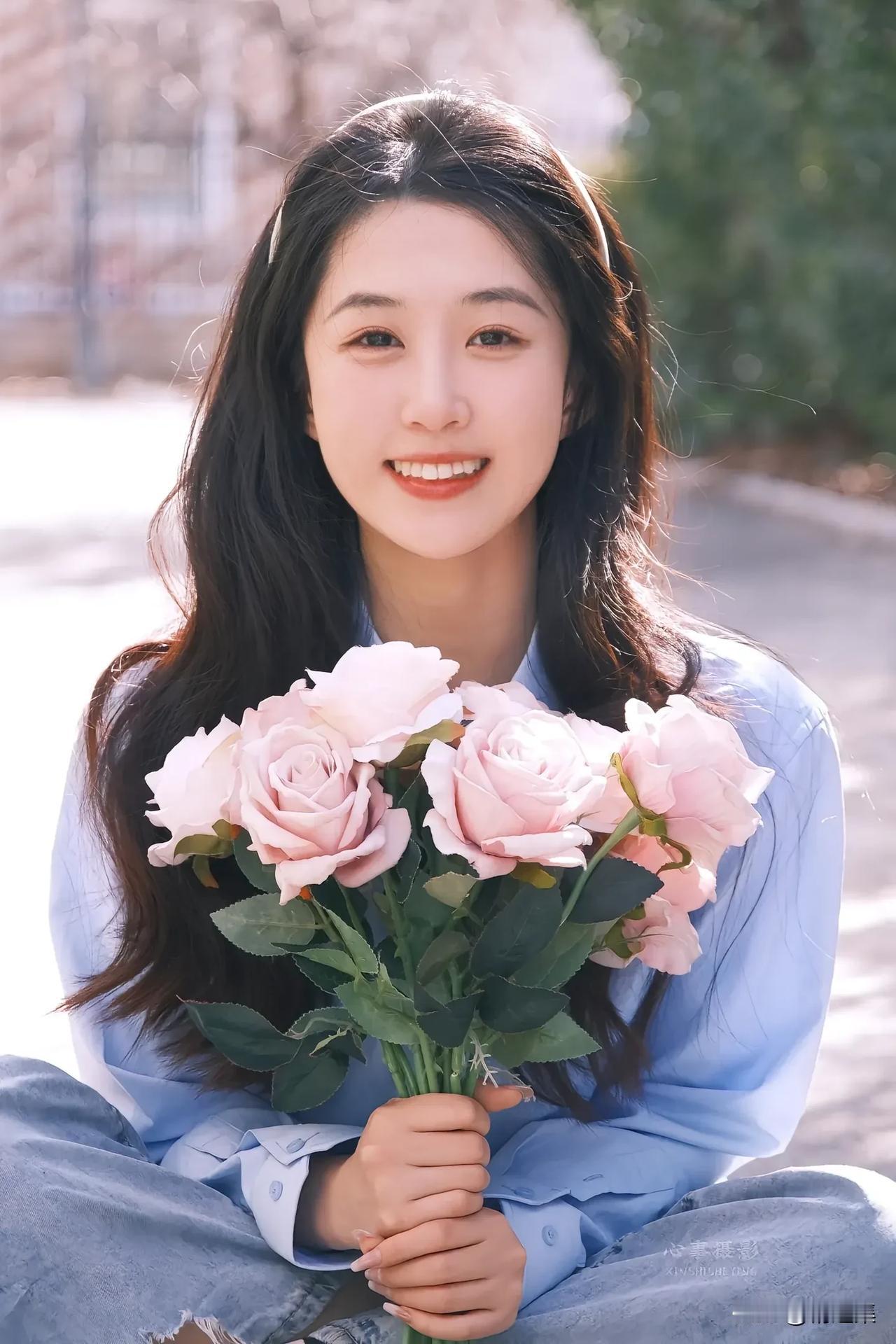 阳光下的少女与粉玫瑰，温柔时光的美好瞬间