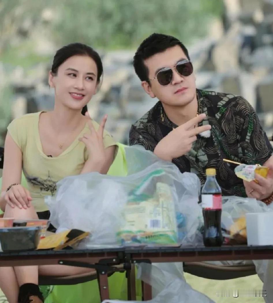黄圣依比杨子聪明多了！虽然杨子在外挣钱，可是花的人却是黄圣依啊。
当多年婚姻出现