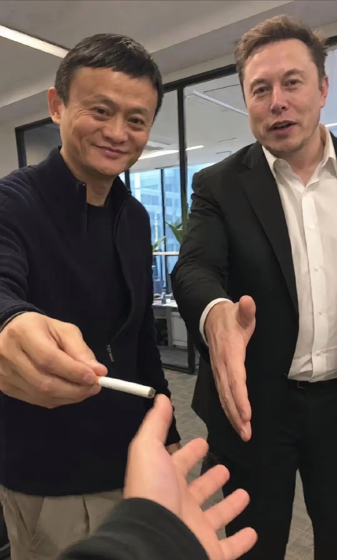 对面要是你的话，你是先接烟还是先握手？
