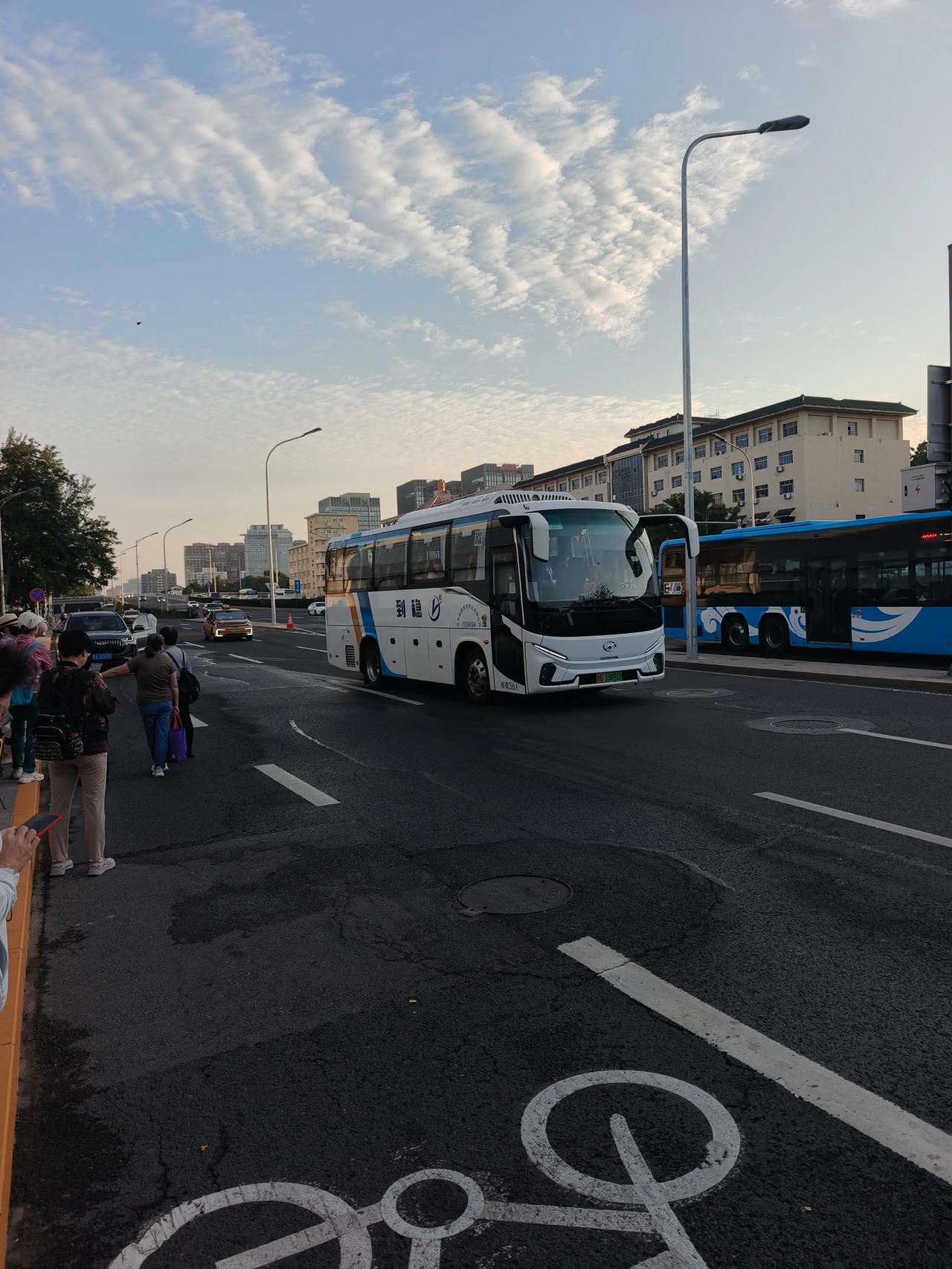 今日分享随手拍照片晨曦漫过北京街巷，晨光轻洒楼宇，行人步履匆匆，老城烟火伴着朝阳