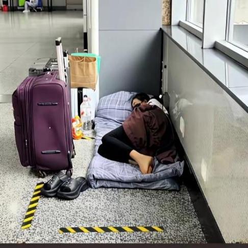 瞬间破防！火车站角落一幕，看得心里五味杂陈
 
在火车站候车室拍到一幕，一位女士