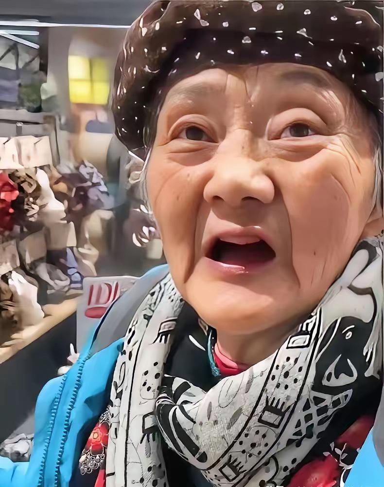 看哭了！五一假期，男子带着自己的妈妈去旅游，逛夜市时，妈妈看到路边卖的头绳时直接