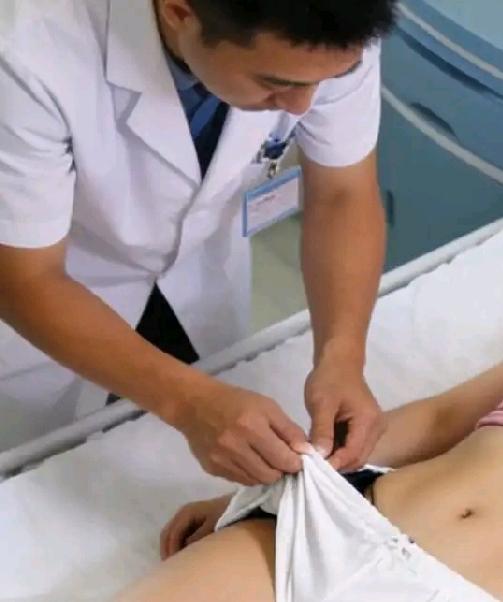 女性遇到被精神病人猥亵这种糟心事，千万别慌。首先要尽可能保证自己安全，找机会赶紧