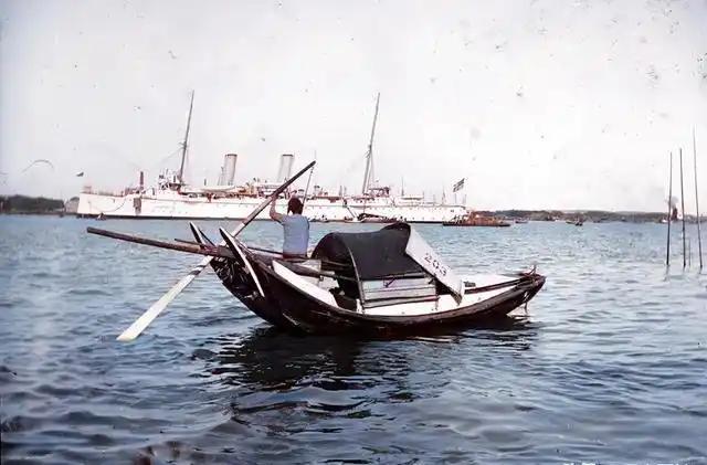 民国时坐海船会要了半条命
《银元时代生活史》的作者陈存仁这么写：船开出吴淞口，进