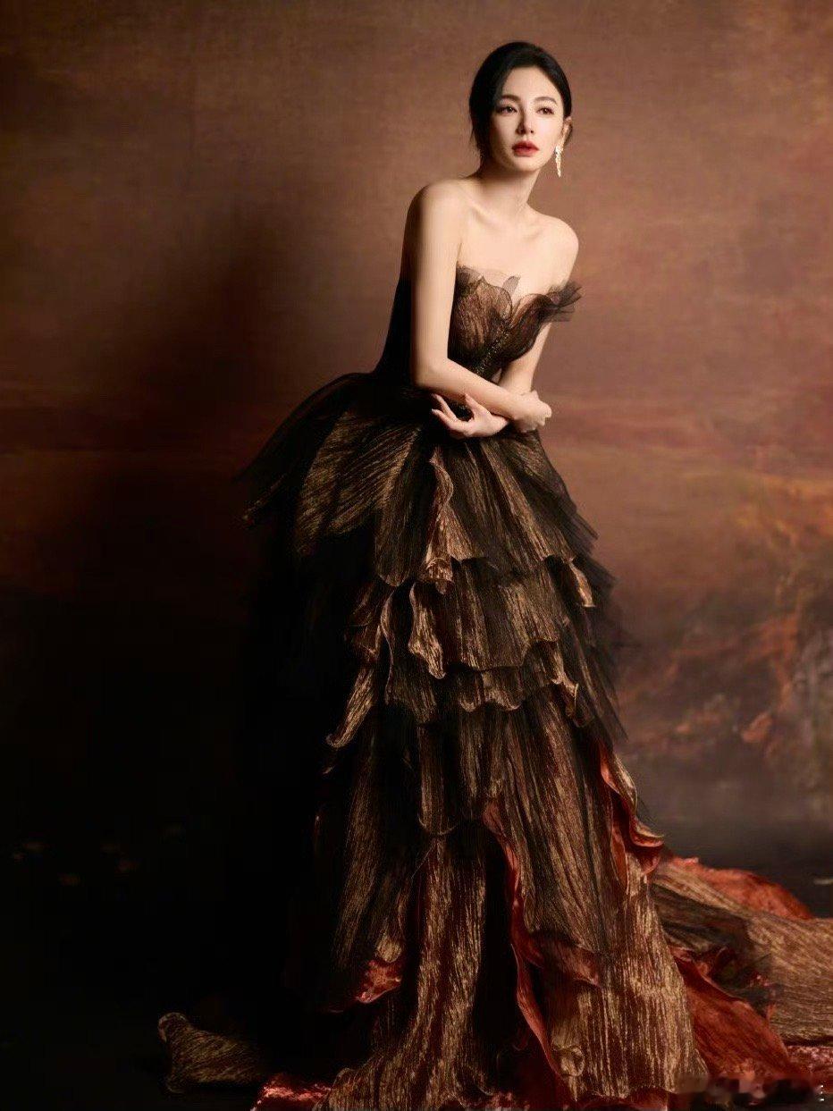 张雨绮焦糖蛋糕张雨绮 这身焦糖蛋糕裙简直绝了！灯光下像流动的蜂蜜琥珀，层叠的裙摆