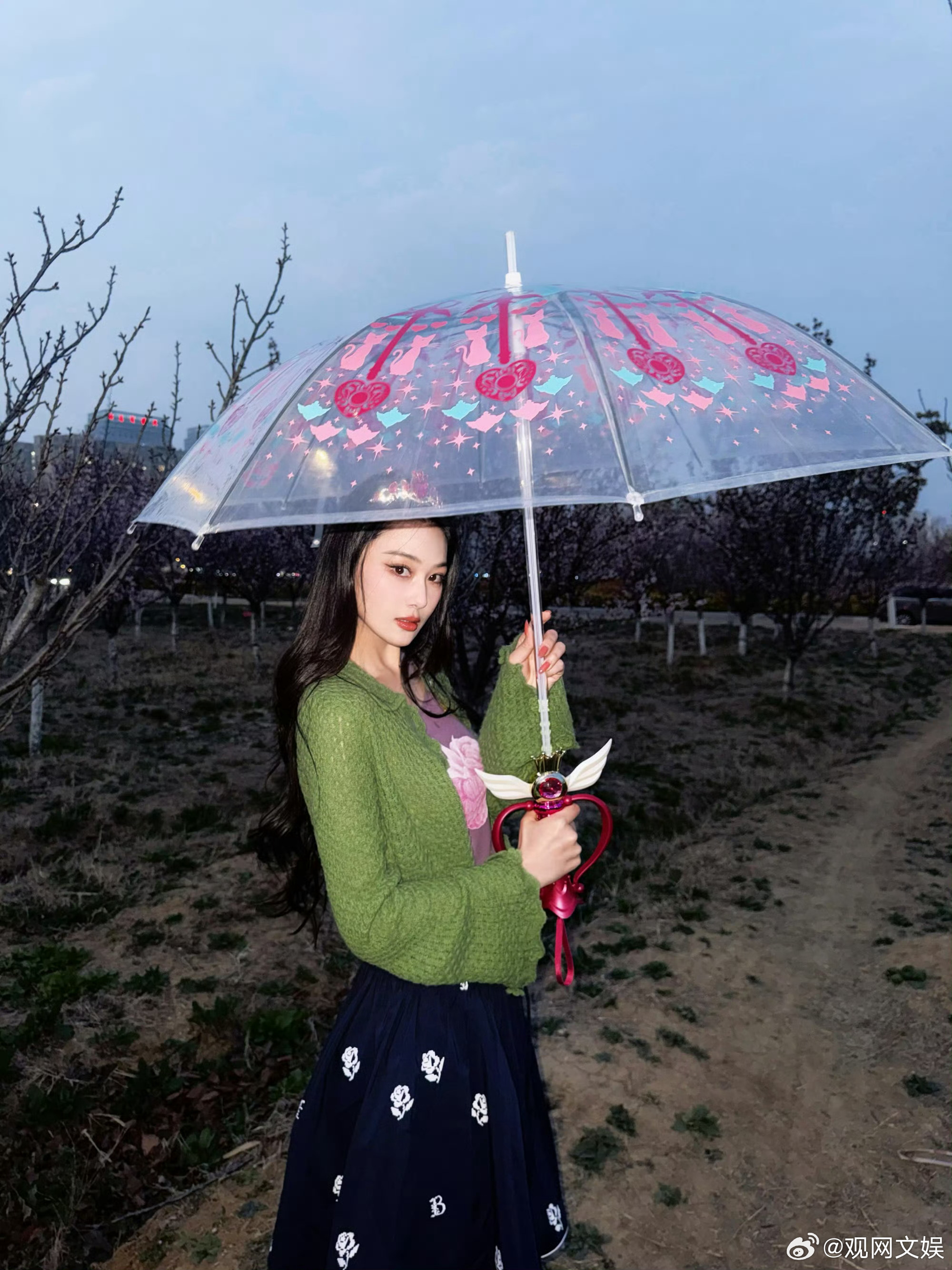 张馨予听到别人喊妈妈以为是粉丝4日，发文说下飞机时听到两个女孩喊妈妈，因为粉丝经