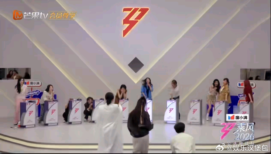 乌兰图雅长在孙怡笑点上孙怡乌兰图雅我求你了姐图雅一开口自带喜剧效果，孙怡在旁边笑