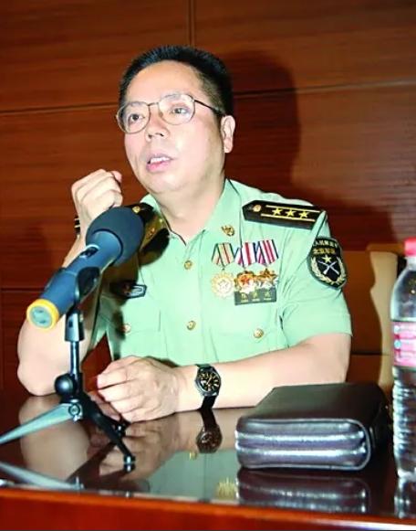 1984年，一名解放军战士在炮火中和部队失联，但令他万万没想到的是，他竟然误打误