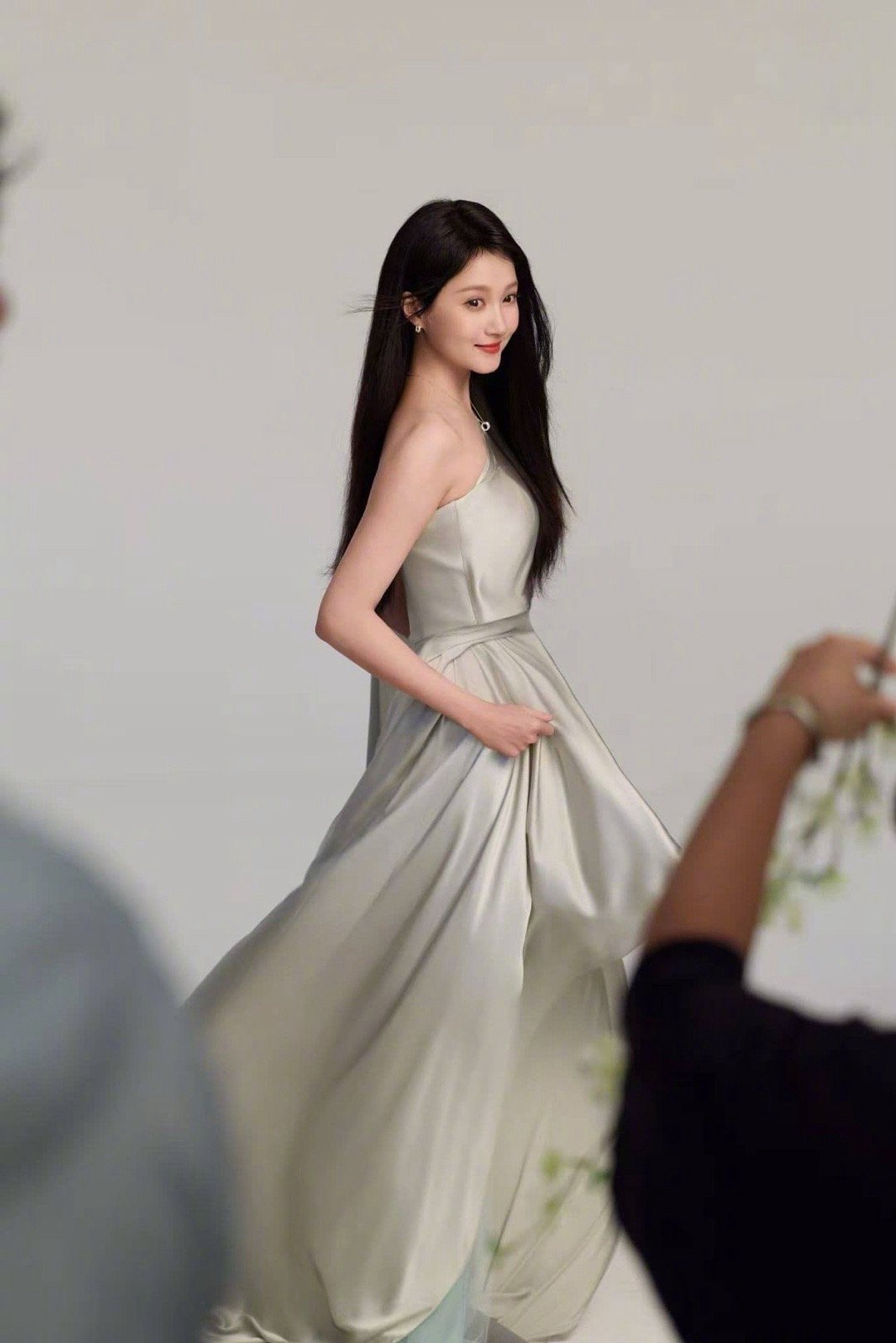 关晓彤与青色的适配度关晓彤青色缎面长裙关晓彤真的美出画面了，感觉青色和她格外的般