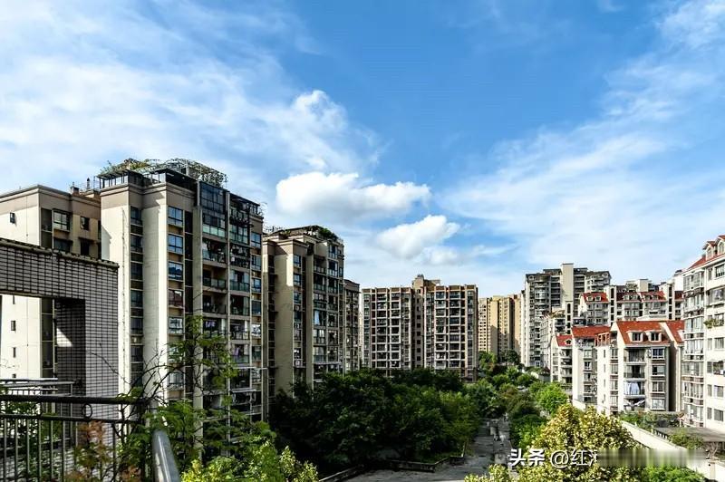 楼市中，有些二手房小区的房价看似抗跌，实则是降价的时机未到。
例如，某个二手房小