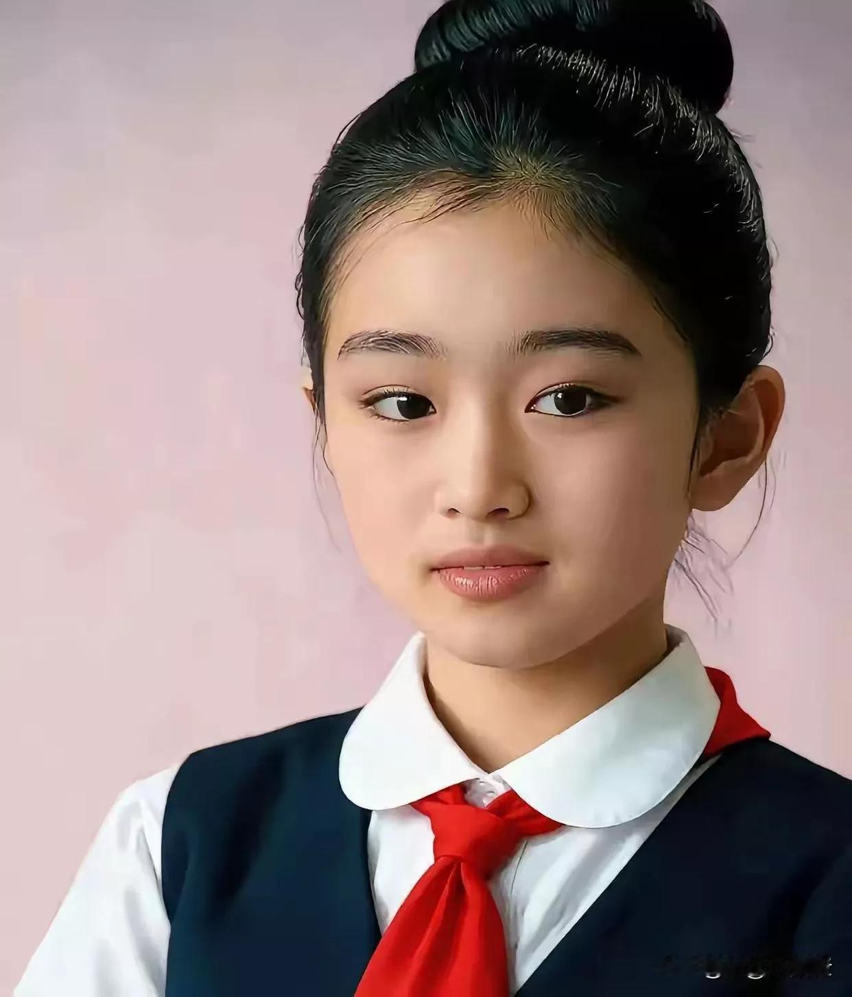 巩俐从小就是个美人坯子，这小模样长的真精致养眼。让人看一眼，就能记住一辈子。