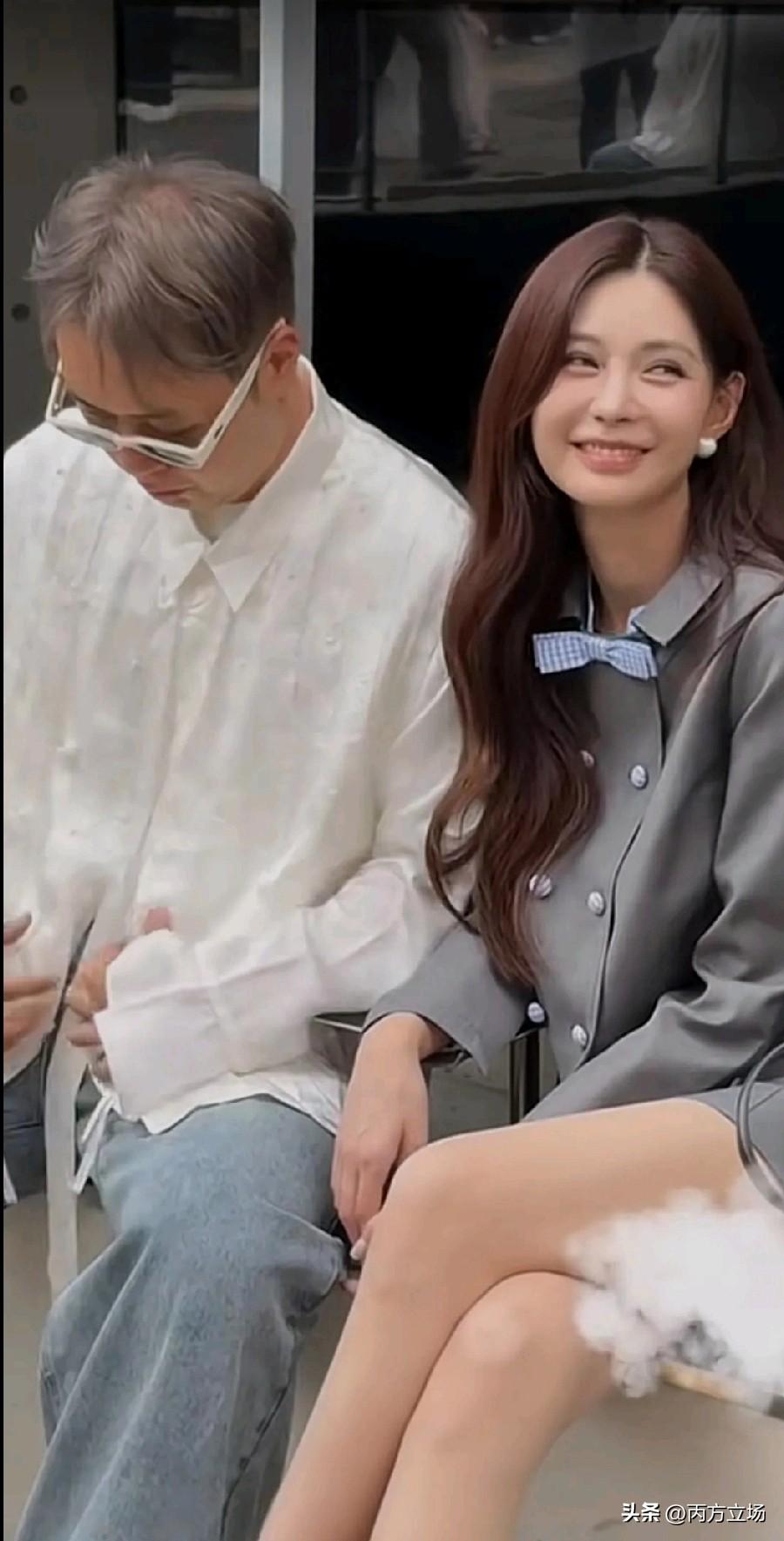 芒果台著名主持人杜海涛怎么这么苍老，是故意摆拍还是颜值真的变得苍老了。旁边的老婆