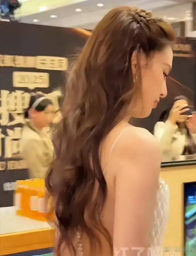 黄圣依⁠出道那﻿么多﻿年，看着还是‏少﻿女模样，怪不得杨子‎会后悔。﻿‎她的颜值