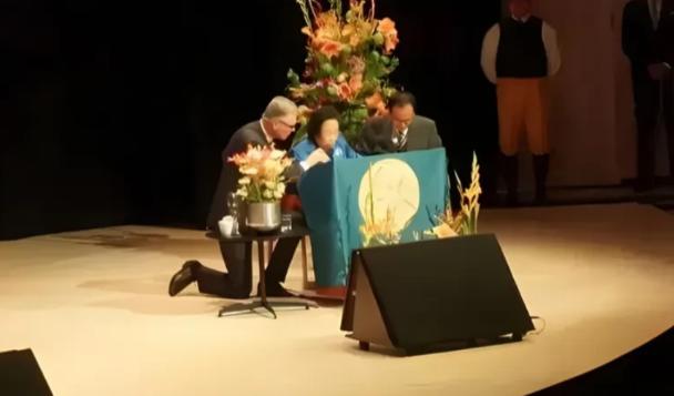 2015年，诺奖获得者屠呦呦受邀发表演讲，当她坐在桌子面前时发现话筒线不够长，谁