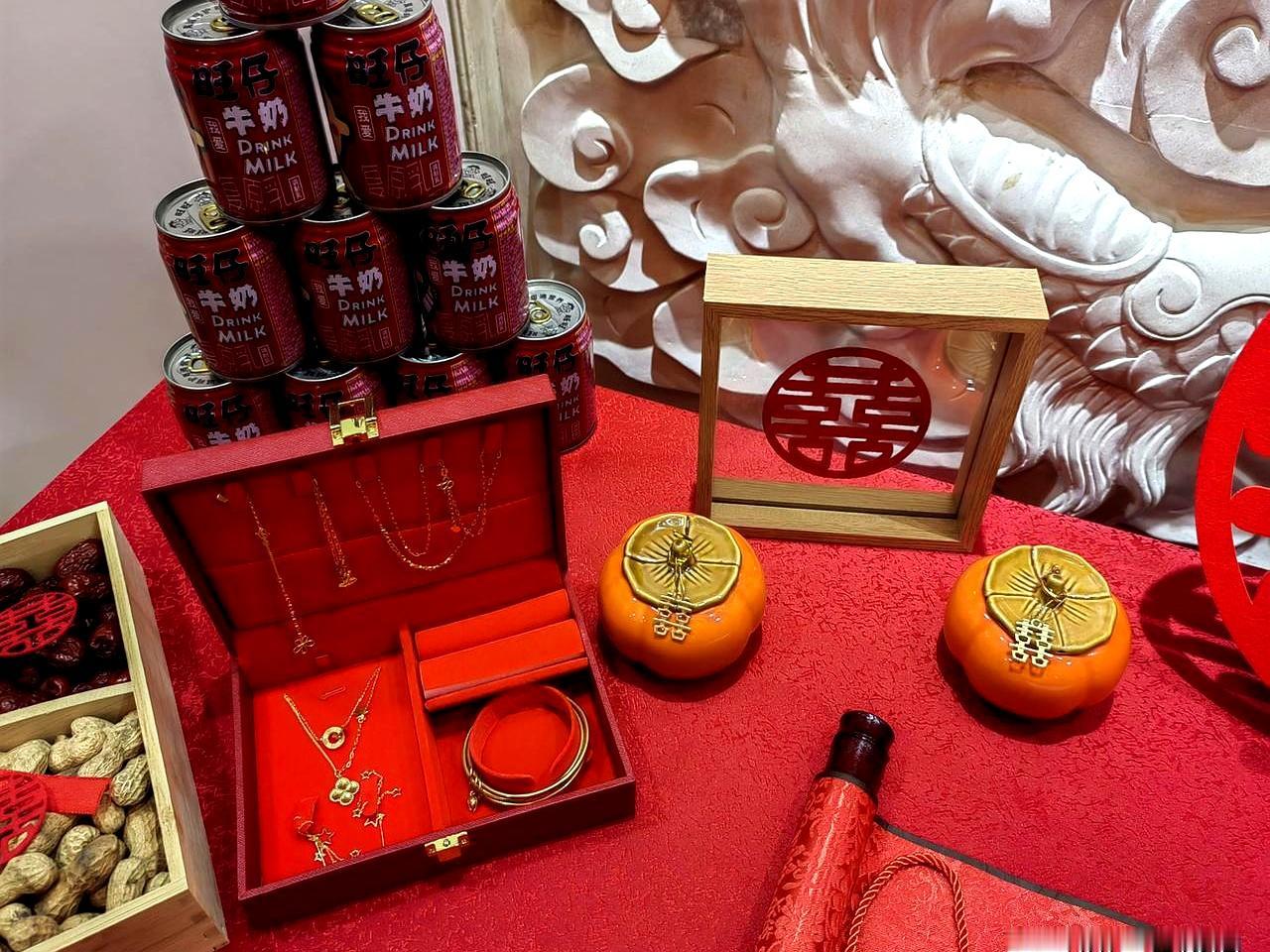 昨天女方订了家高档酒店的大包间，为朋友儿子订亲，一屋子七大姑八大姨，二十多口人坐
