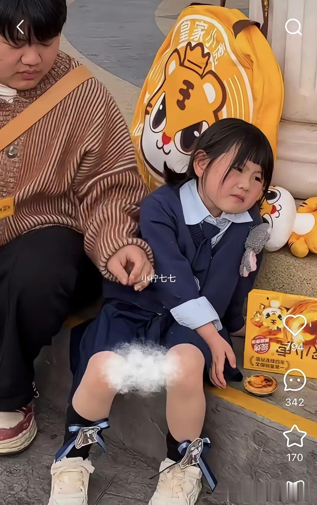 差不多就收手吧，让孩子回归生活吧。
这网红宝宝瑶一瑶大家应该知道吧，可是从1岁就