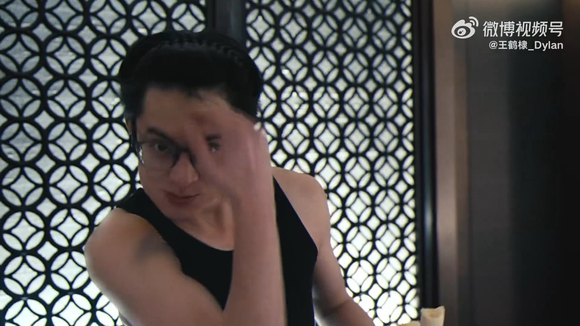 “拍我吃香蕉，一会儿又得说我是猴了。”哈哈哈哈哈哈哈哈哈哈哈哈哈哈哈王鹤棣就这样