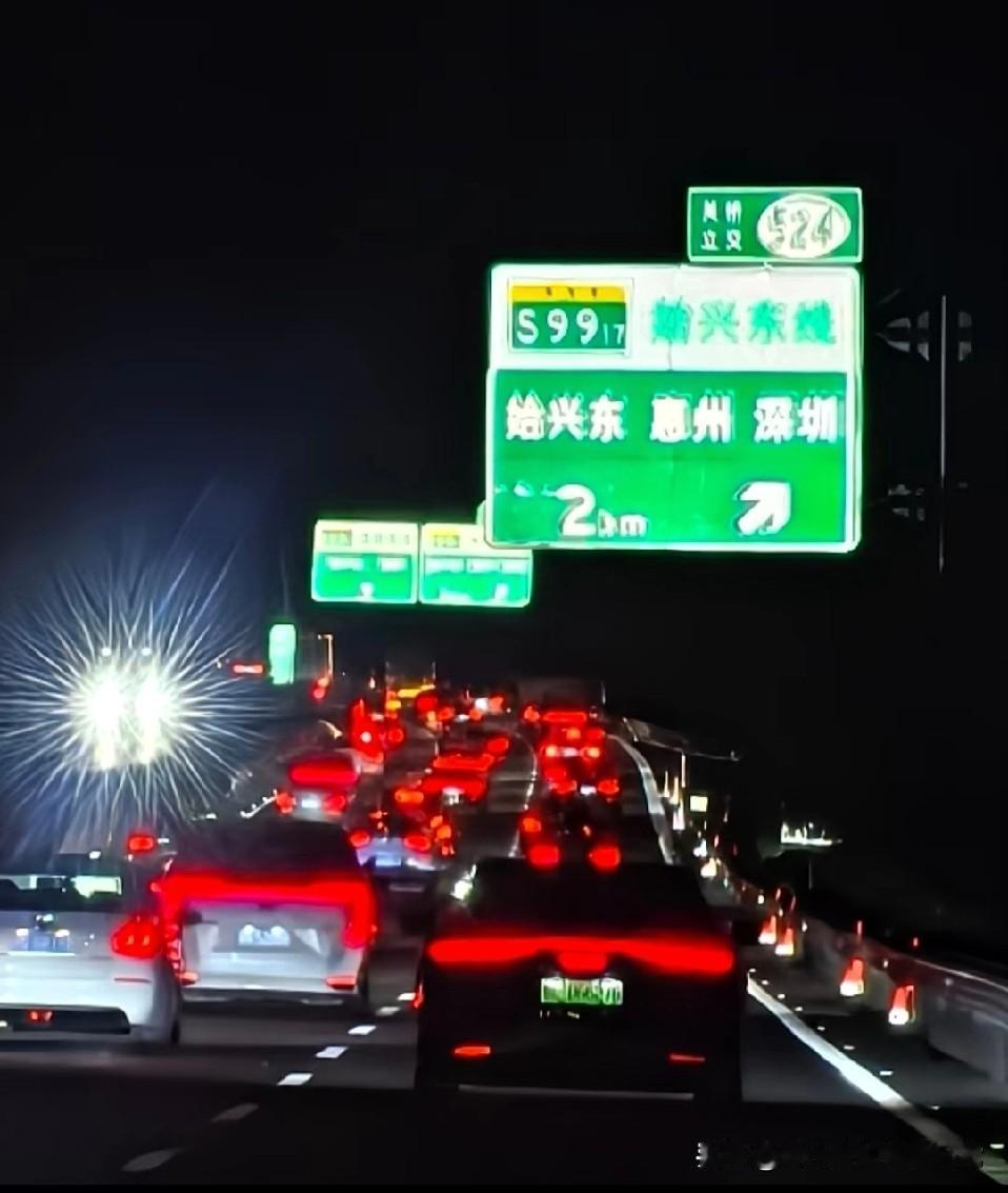 粤A车主凌晨返程实录：13小时杀回广东
 
10月8日凌晨的高速，粤A车群堵到红