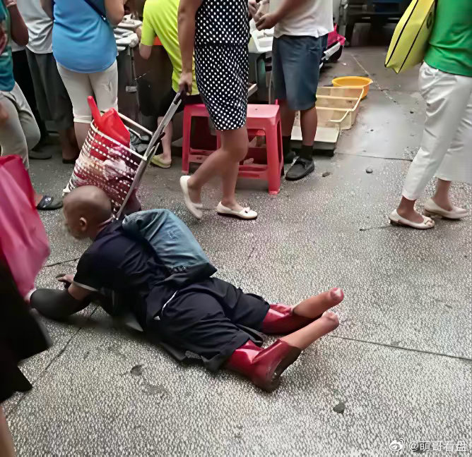 “造化弄人！”2016年广州，一男子与妻子买菜时，偶遇一位双腿被截断的乞丐，妻子